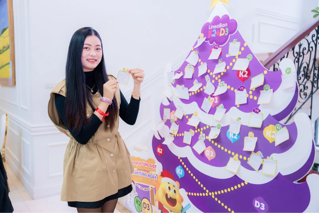 Khách tham dự check-in cây thông LineaBon